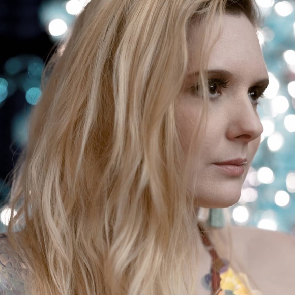 Meet Your Posher, Jennifer - Picture 1 of 9